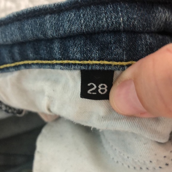 Rock & Republic light wash, low rise, boot leg size 28 jeans - Picture 4 of 5